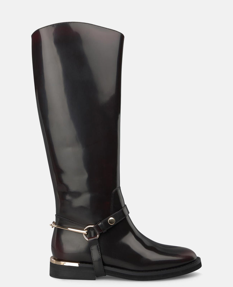 FLAT BOOTS WITH METALLIC DETAILS