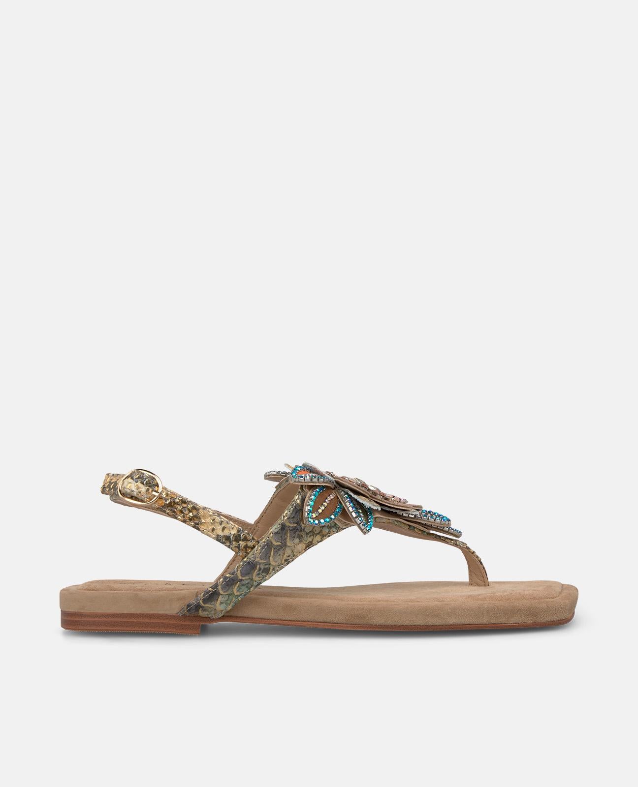 SANDALIA PLANA EN T CON DETALLE FLOR