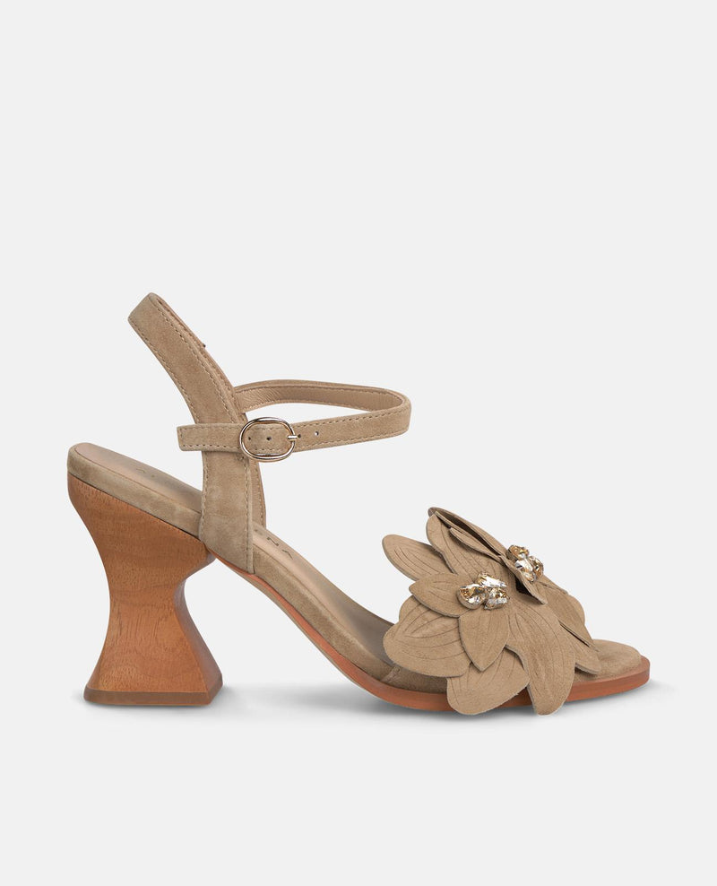 SANDÁLIA COM DETALHE DE FLOR E SALTO DE MADEIRA
