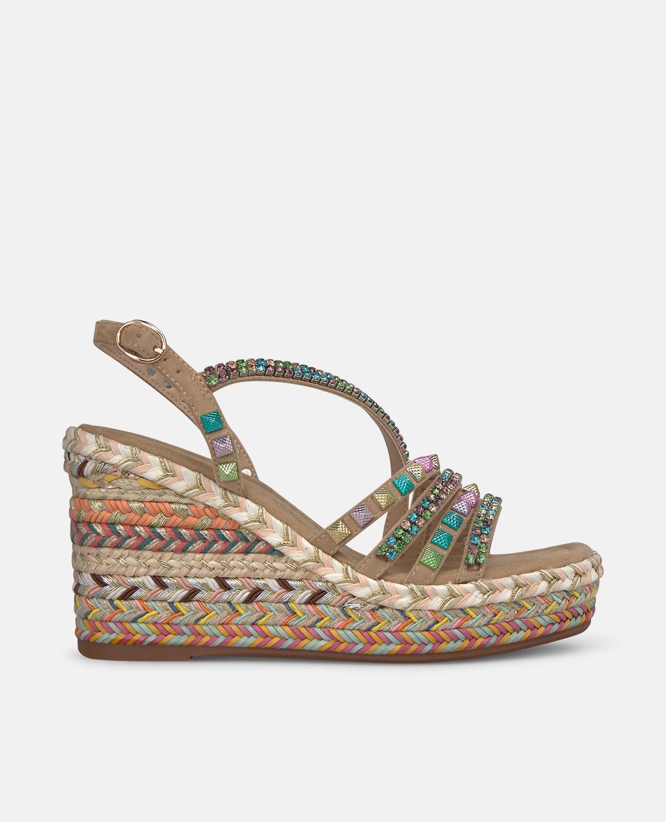SANDALIA PLATAFORMA ESPARTO CON TRIPLE TIRA CON TACHAS
