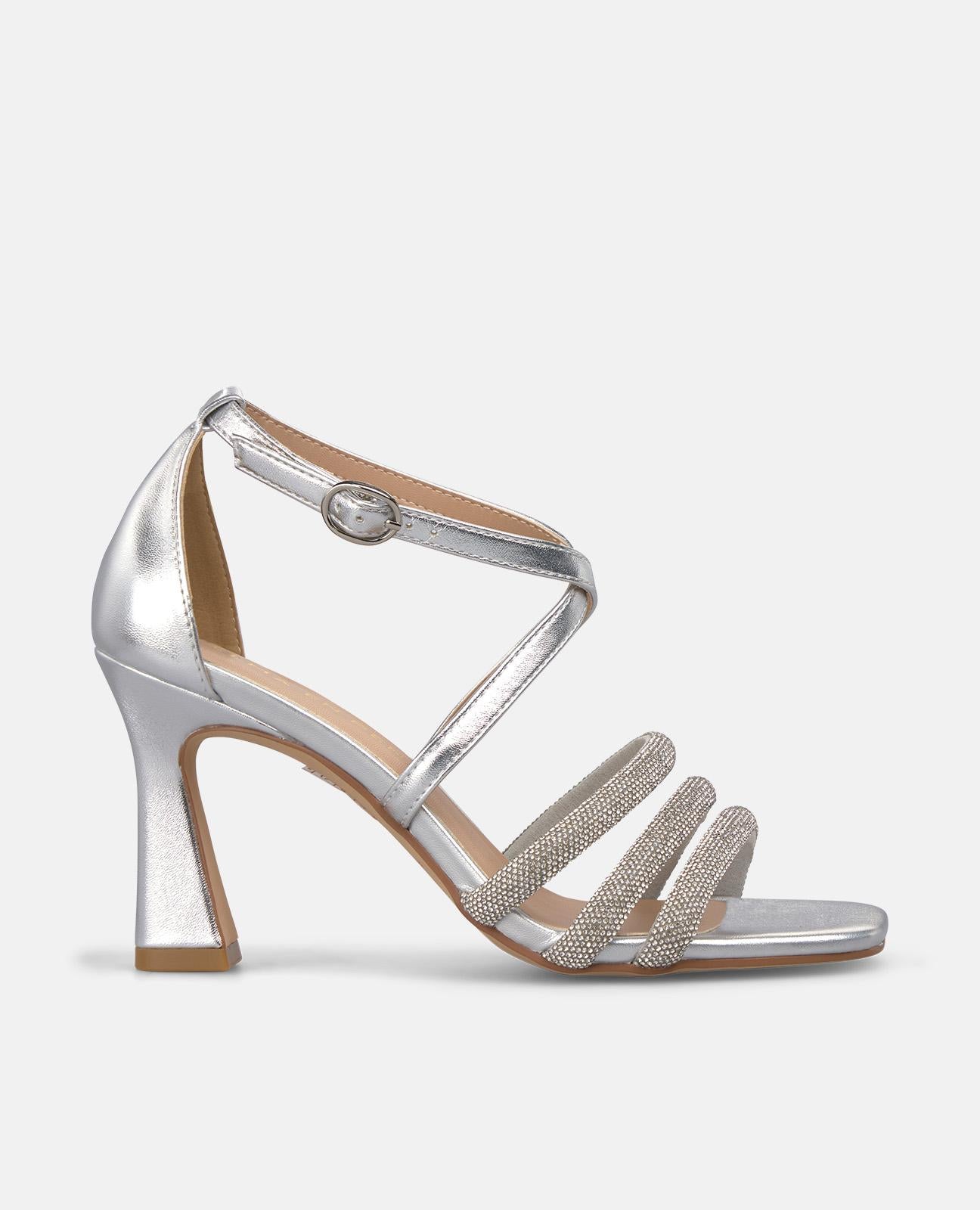 SANDALIA MEDIA TIRAS TUBULARES MULTIPLES