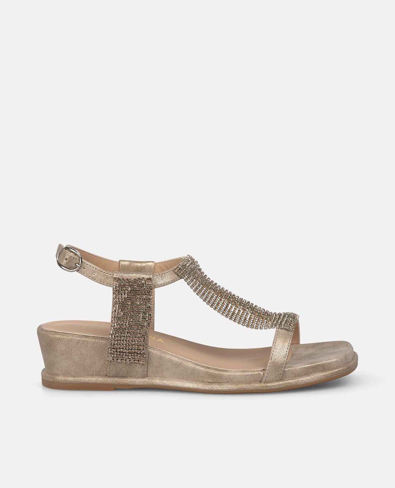 SANDALIA DE CUÑA BAJA CON ADORNO FRONTAL