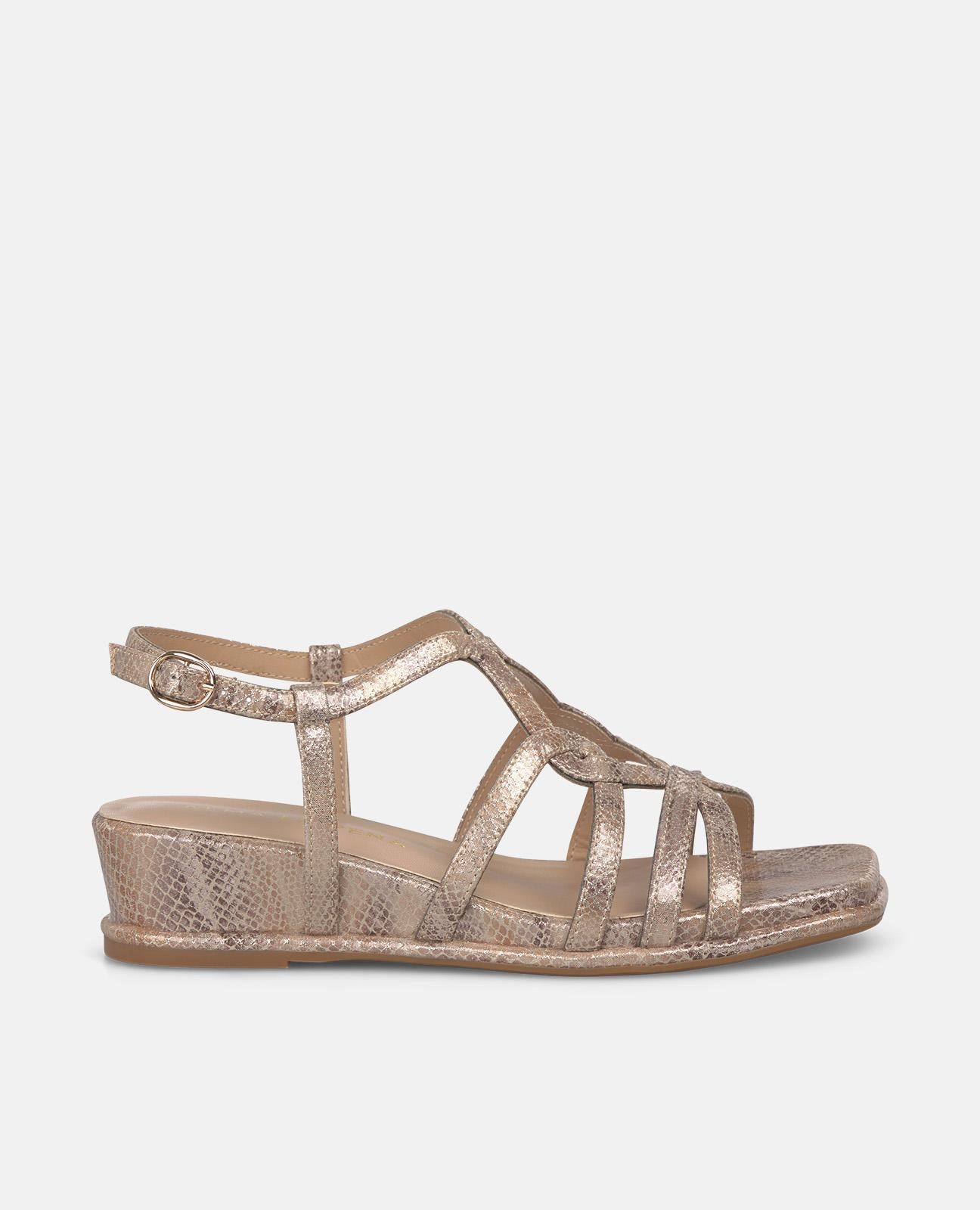 SANDALIA DE CUÑA BAJA CON TIRAS ENTRELAZADAS