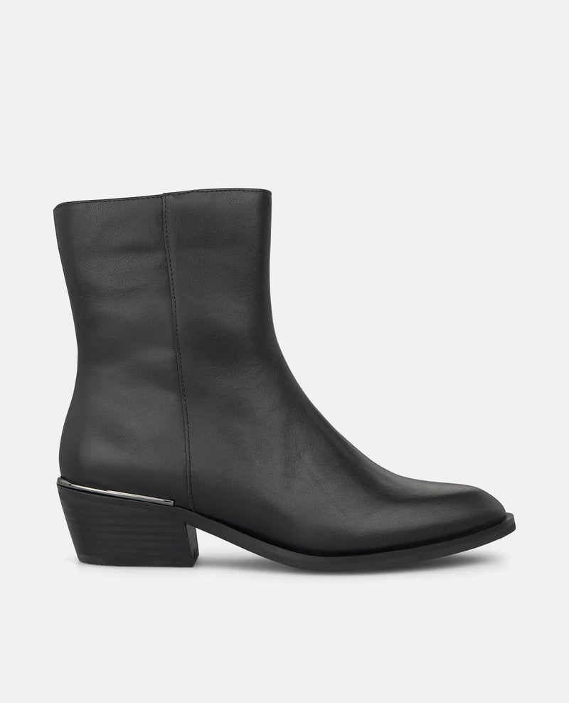 LEATHER ANKLE BOOTS WITH A ZIPPER CLOSURE