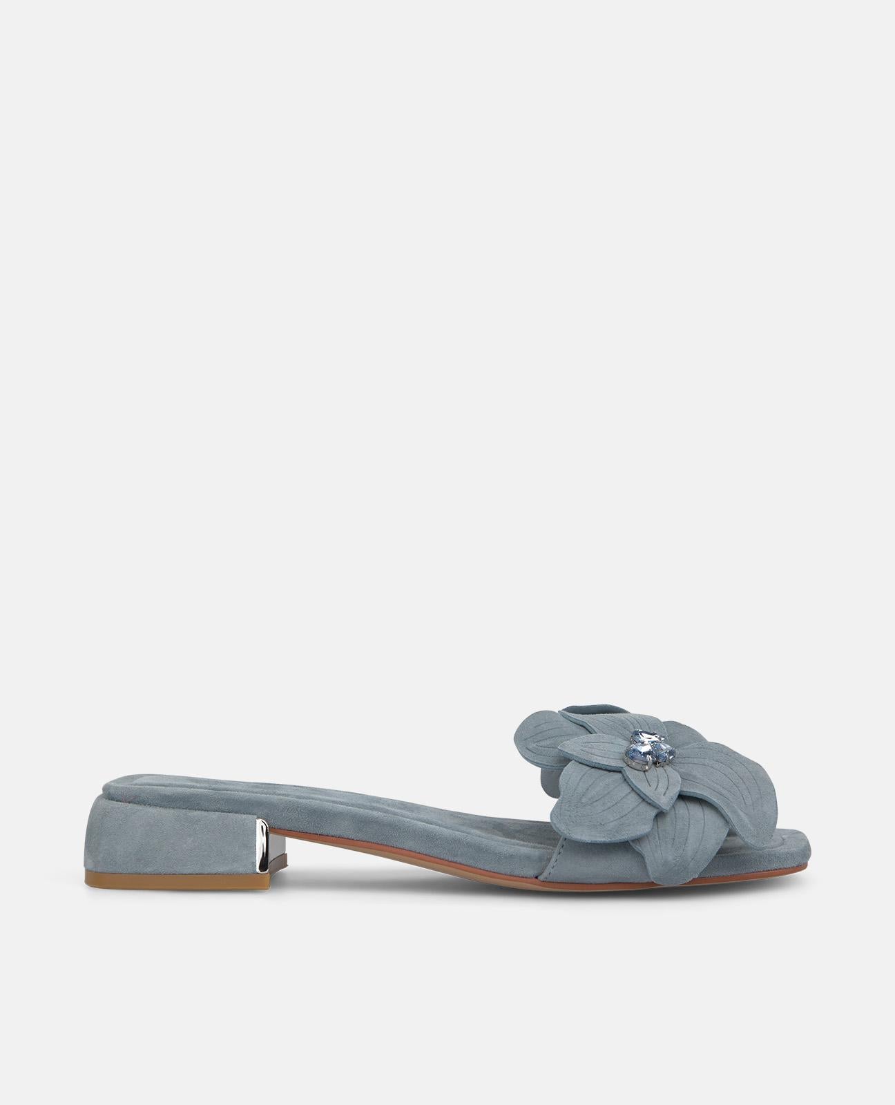 SANDALIA TACON CON FLOR FRONTAL