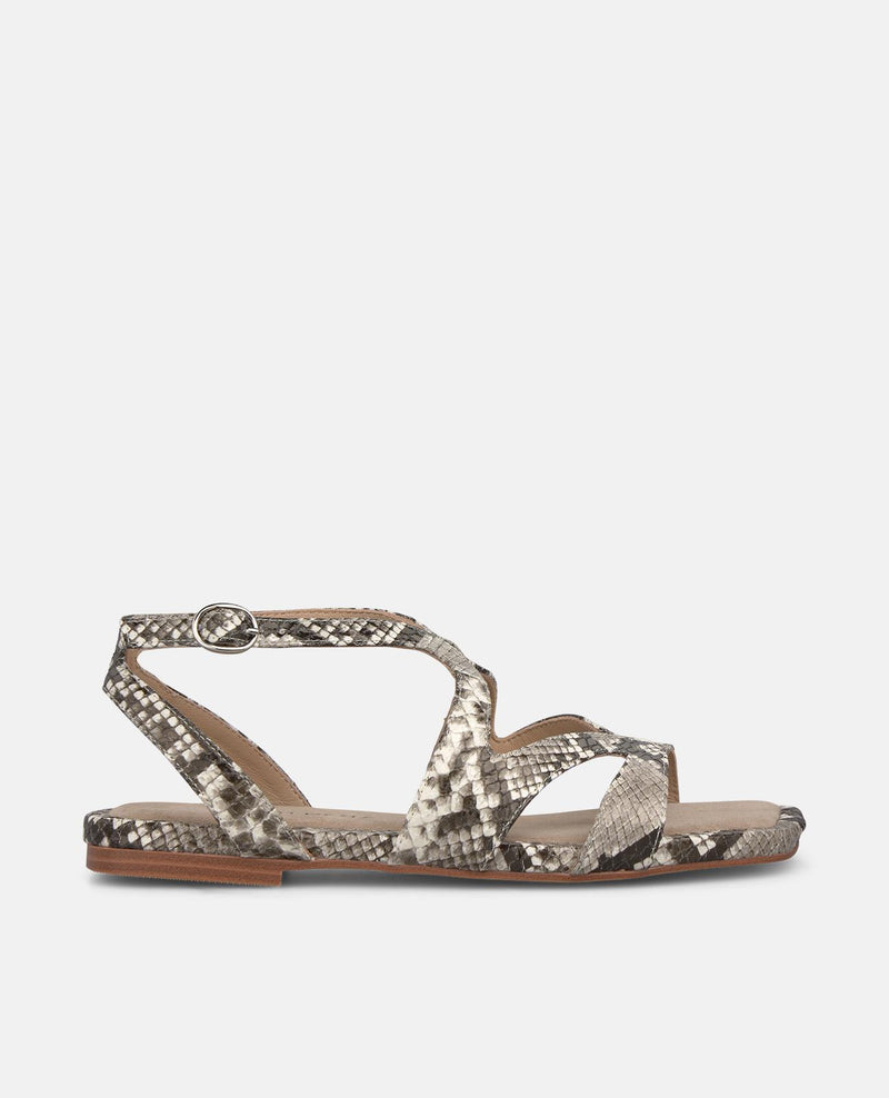 SANDALIA PLANA CON MULTITIRAS EN PRINT