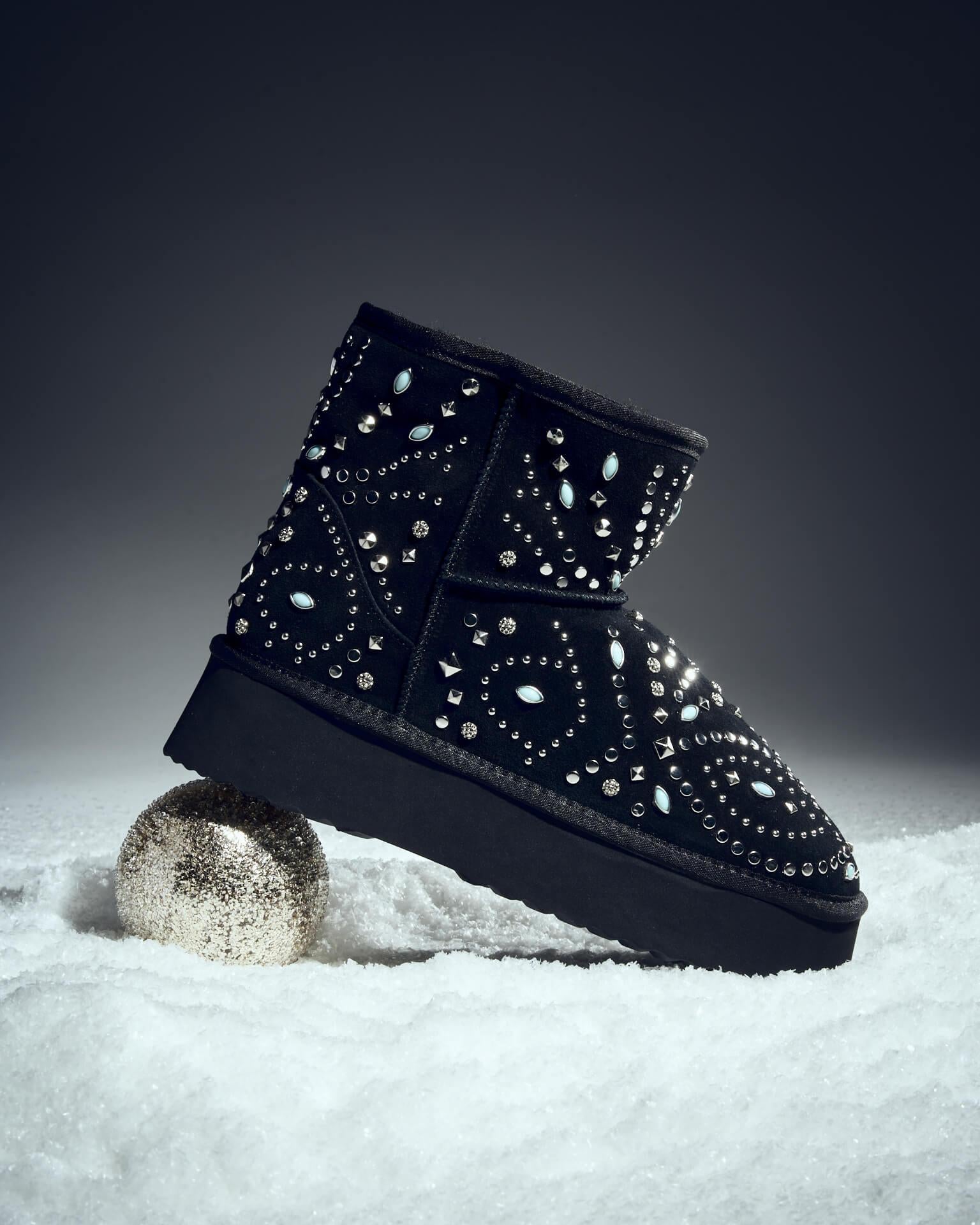 BOTTINES EN FOURRURE AVEC CLOUS