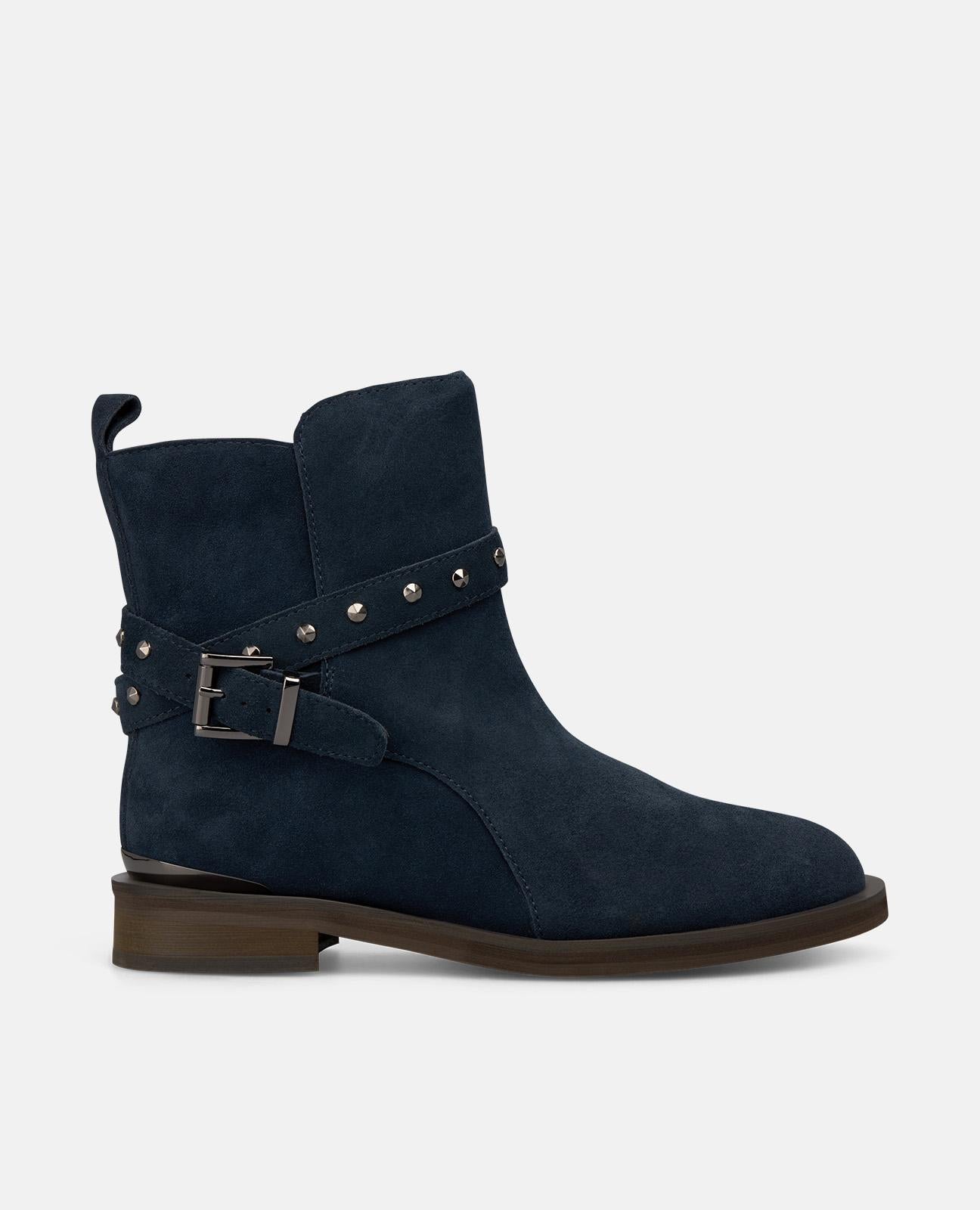 BOTTE DE CHEVILLE PLATE AVEC DÉTAILS DE CLOUS