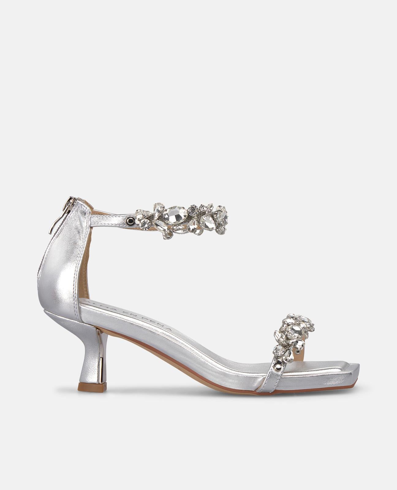 SANDALIA CON ADORNO PEDRERIA