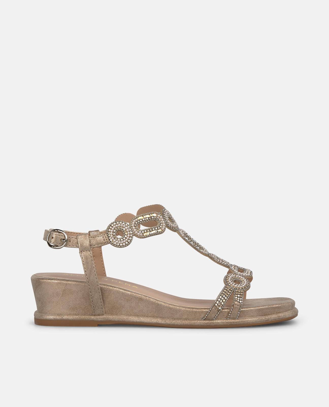 SANDALIA DE PLATAFORMA BAJA CON DETALLE CIRCULAR