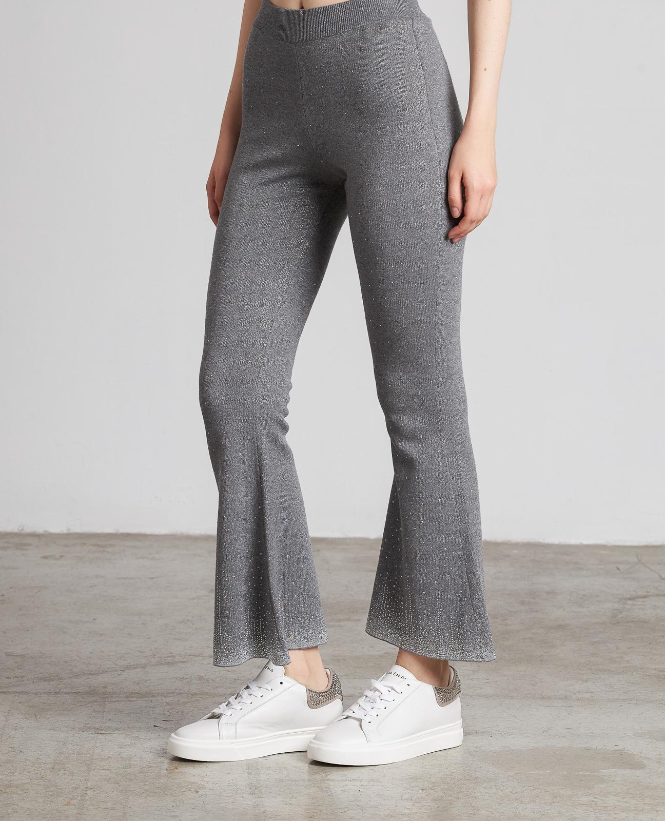 PANTALÓN ACAMPANADO DETALLES