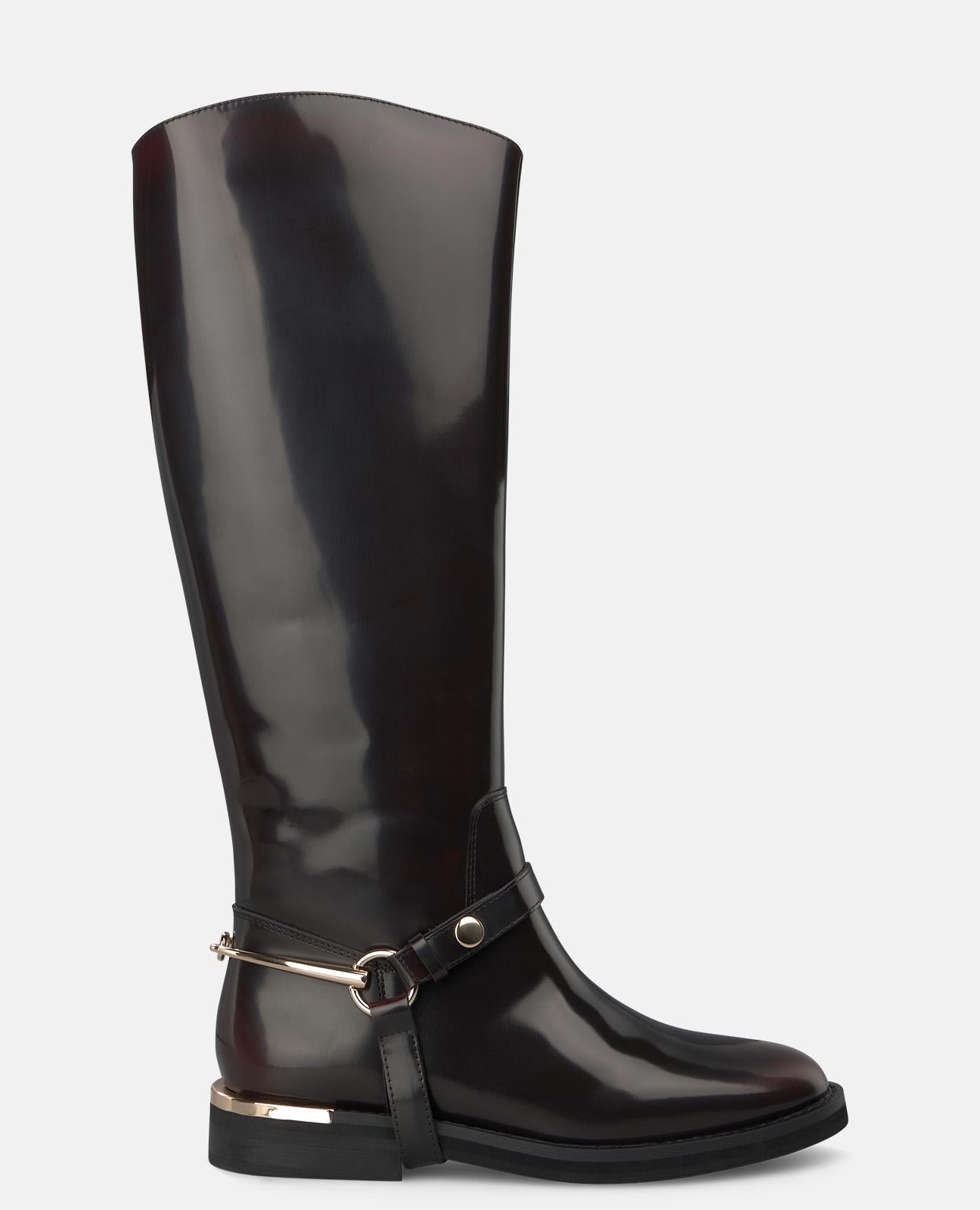 FLACHER STIEFEL MIT METALLIC-DETAILS