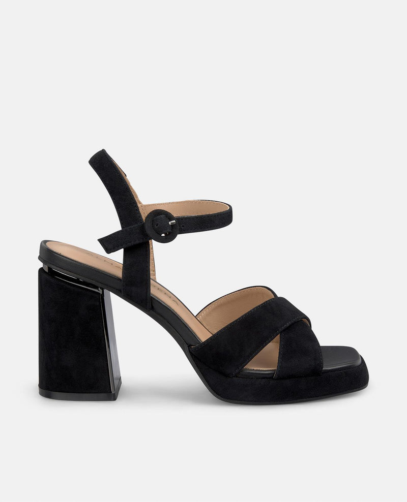 SANDÁLIA COM TIRAS DE FIVELA CRUZADAS