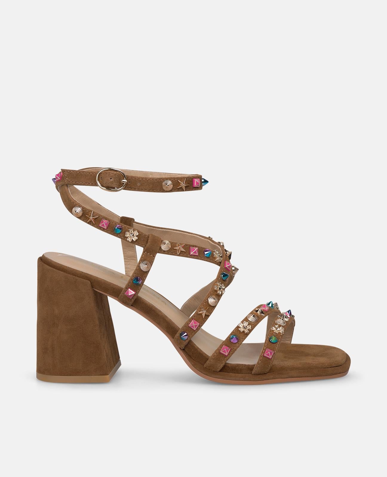 SANDALIA CON TACHAS DE COLORES