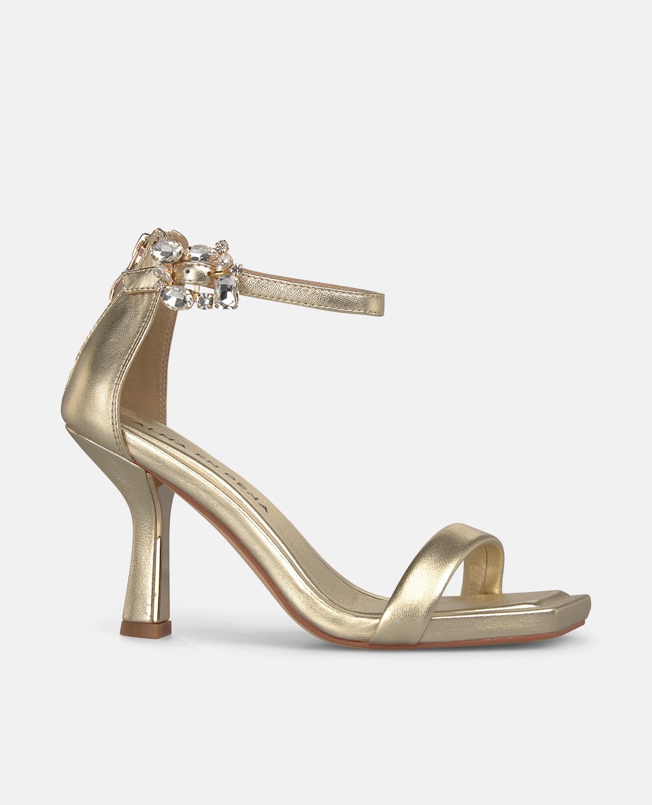 SANDALIA TACON TIRA METALIZADA