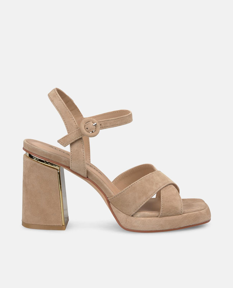 SANDÁLIA COM TIRAS DE FIVELA CRUZADAS