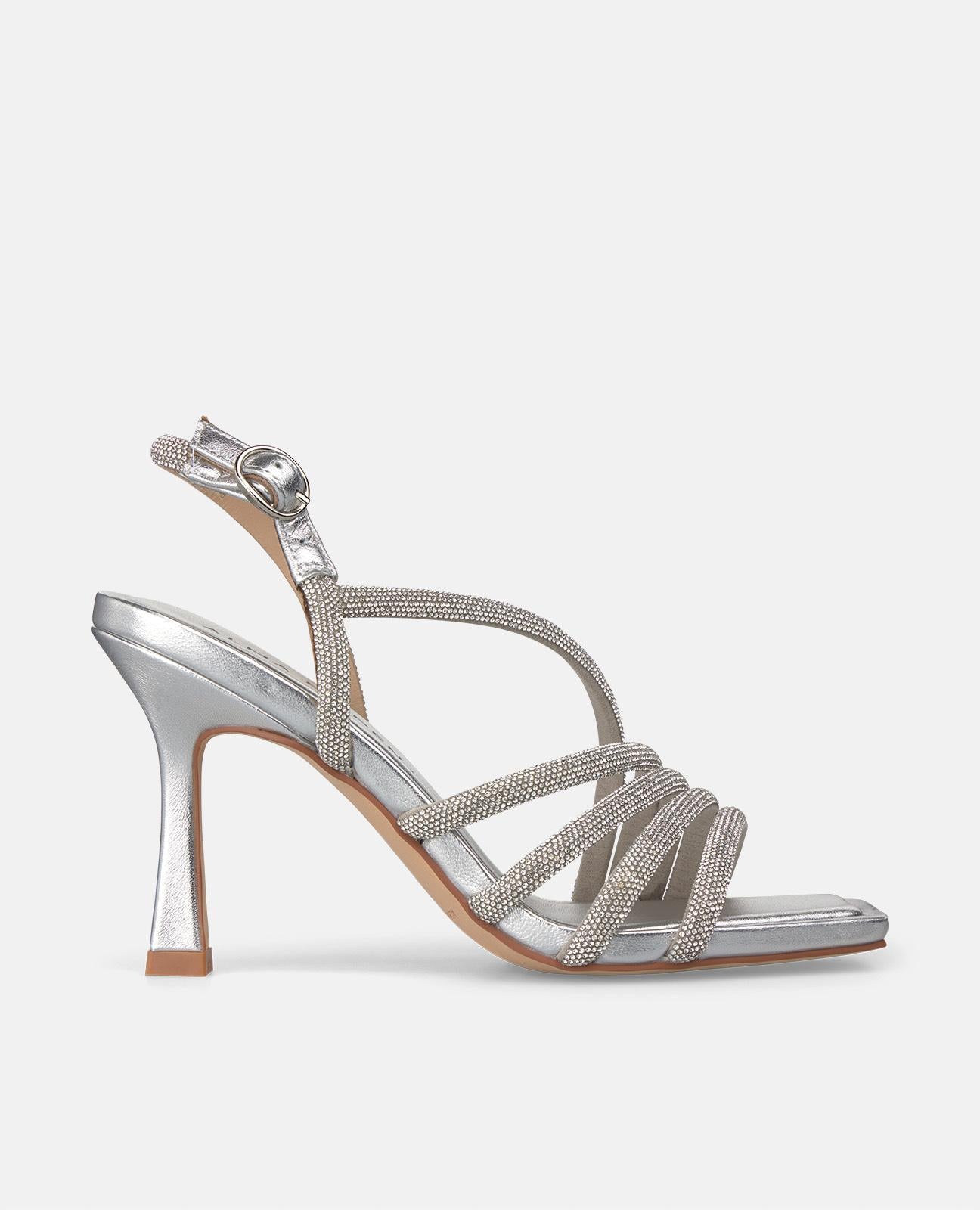 SANDALE MIT GEKREUZTEN RIEMEN UND STRASSSTEINEN