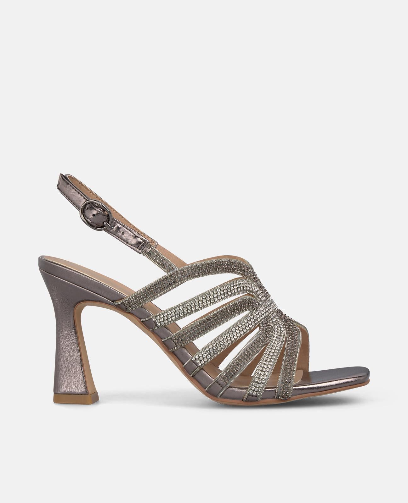 SANDALIA MEDIA TIRAS EN LA PARTE FRONTAL