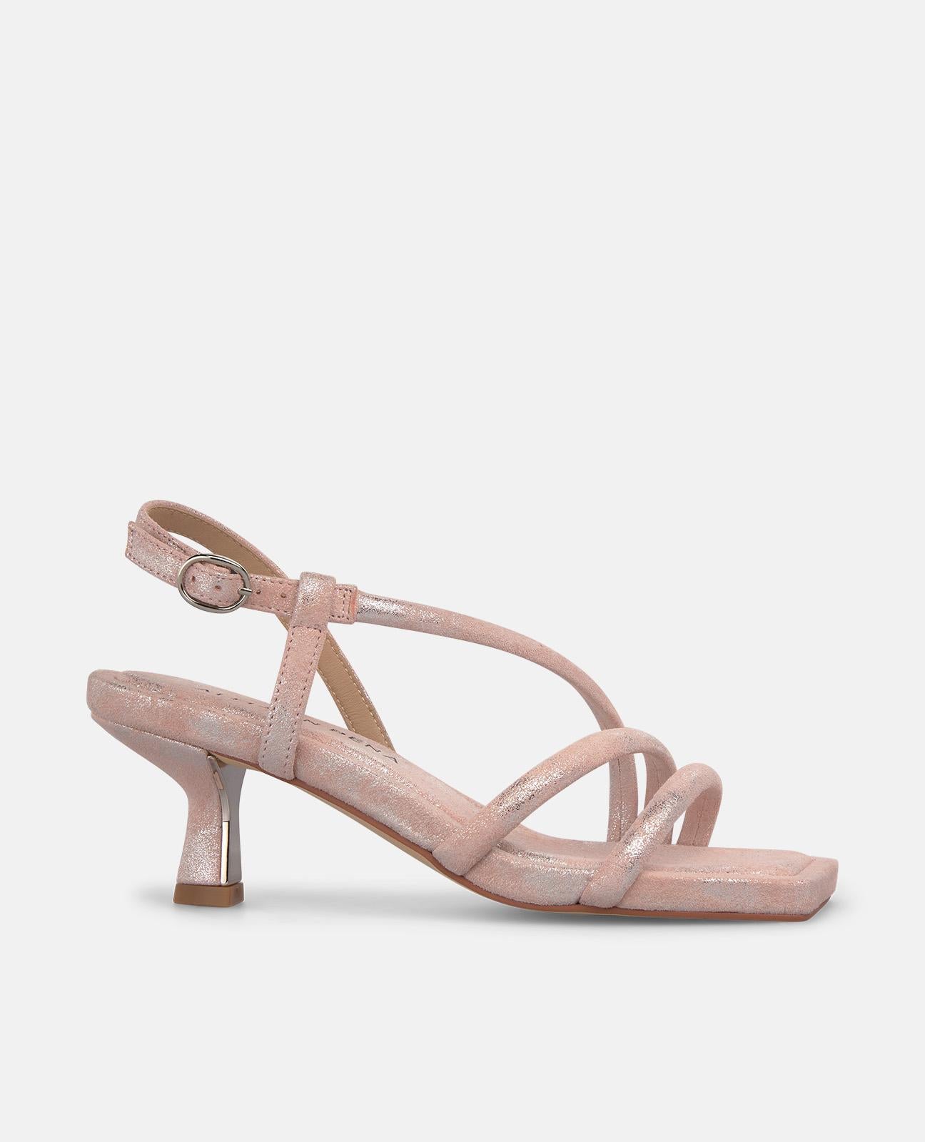 Sandália com tiras cruzadas