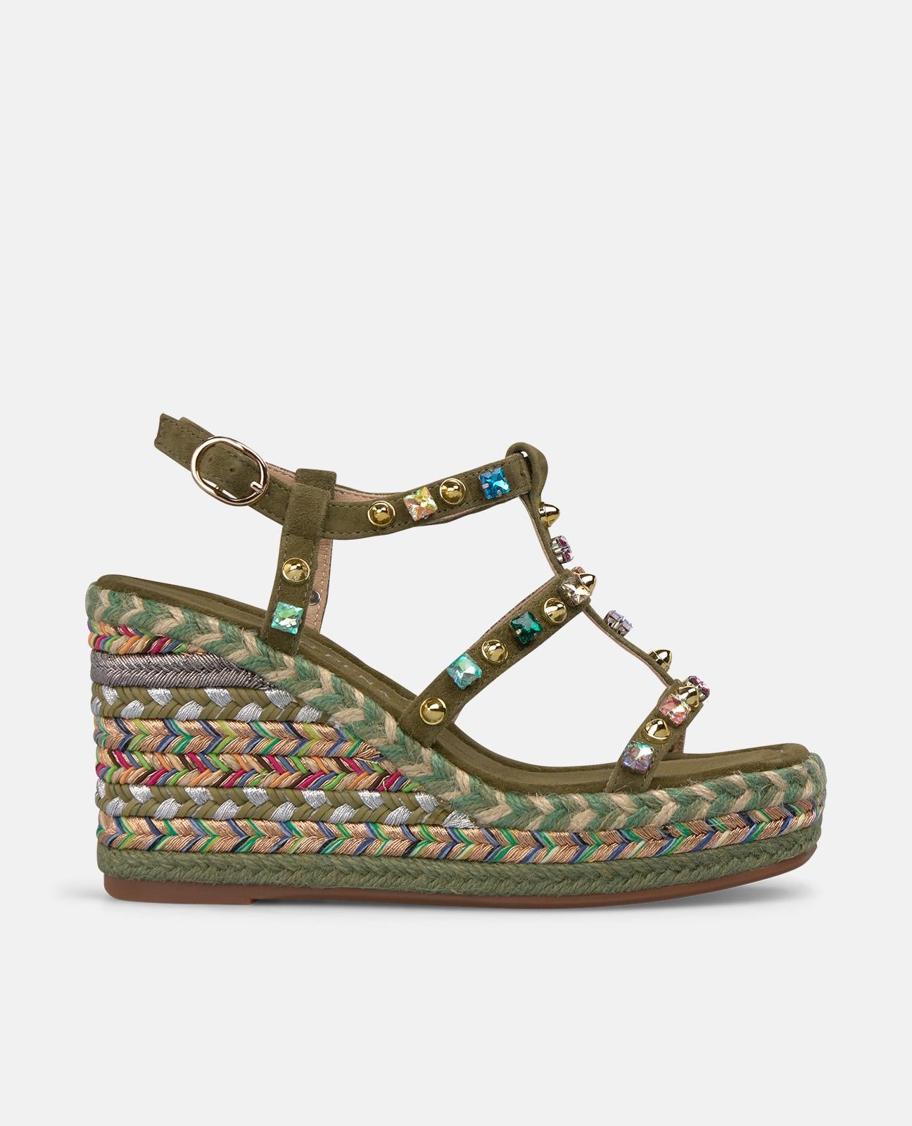 SANDALIA DE ESPARTO CON TACHUELAS EN LA CUÑA