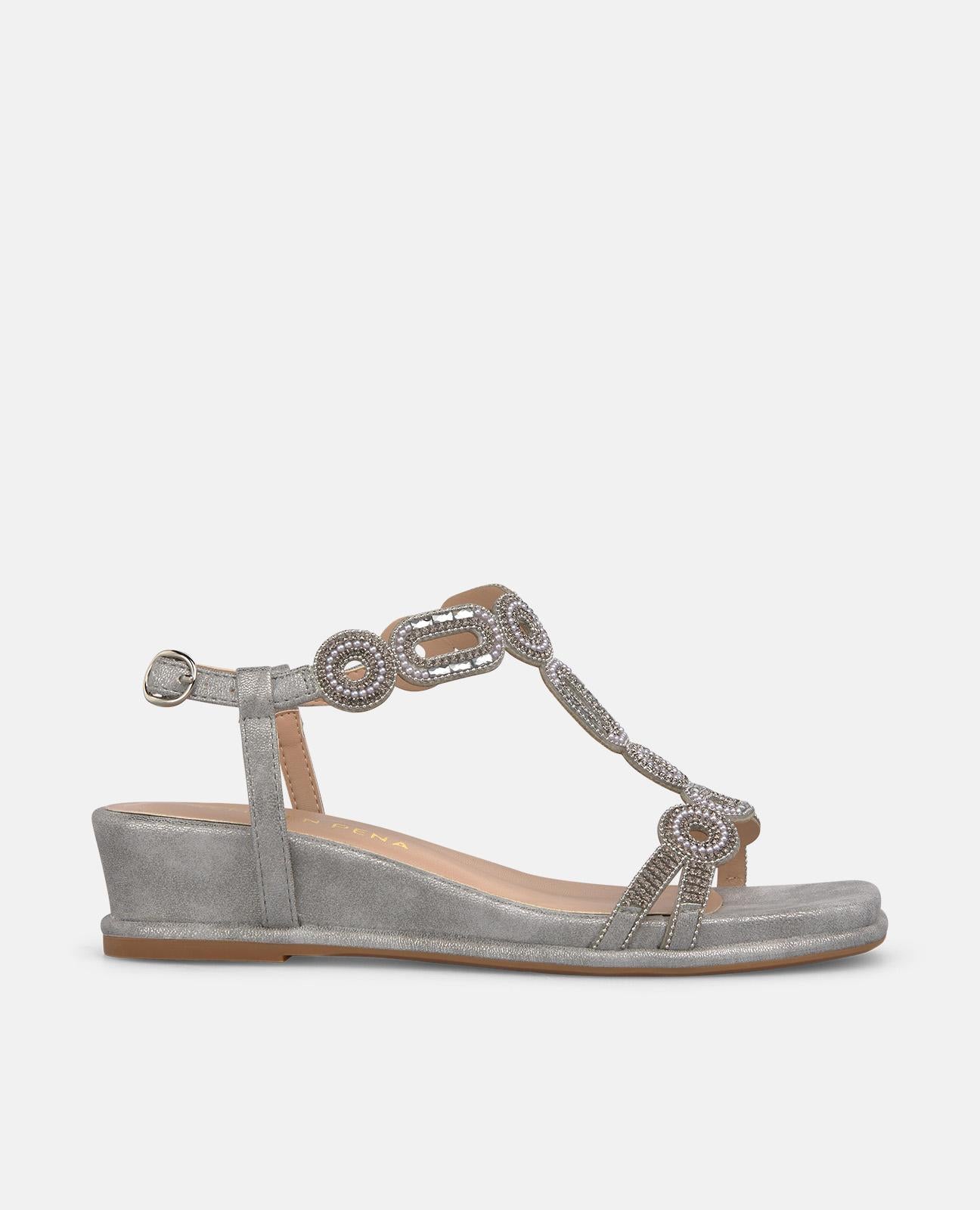 SANDALIA DE PLATAFORMA BAJA CON DETALLE CIRCULAR