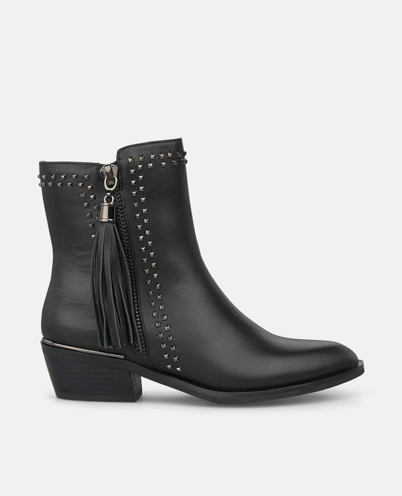 LEATHER ANKLE BOOTS WITH A ZIPPER CLOSURE
