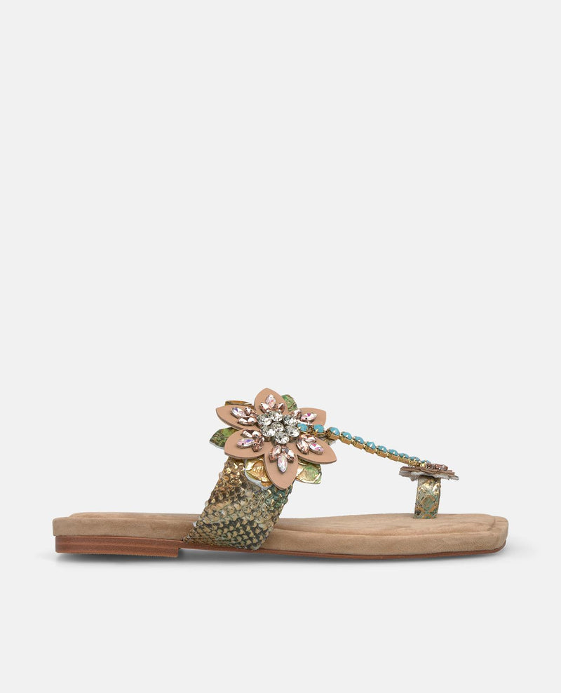 SANDALIA PLANA EN T CON ABALORIOS