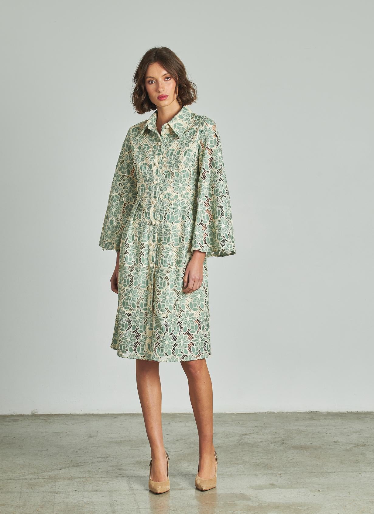 VESTIDO DE FLORES COM BORDADOS