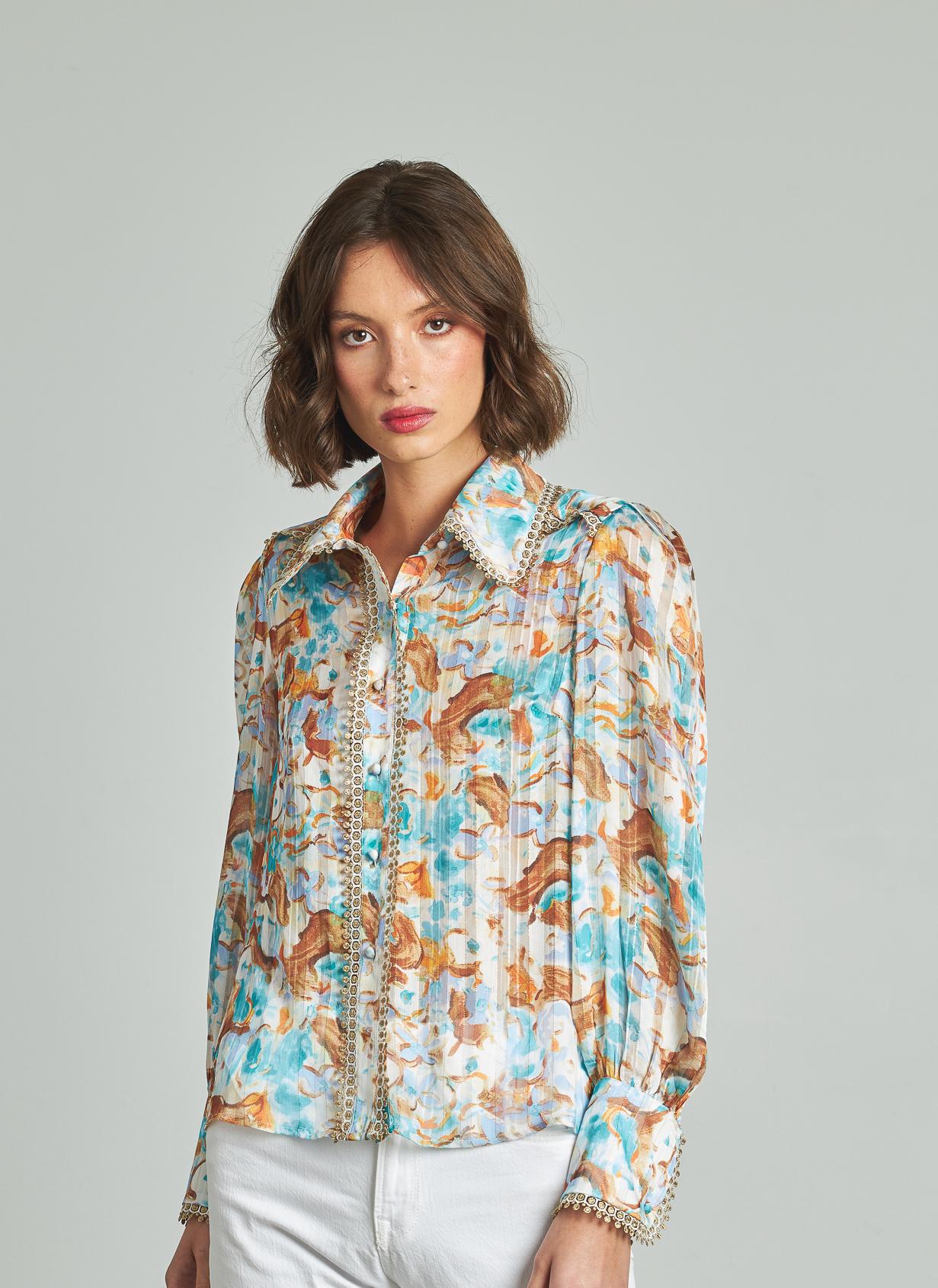 BLUSA ESTAMPADA CON DETALLES