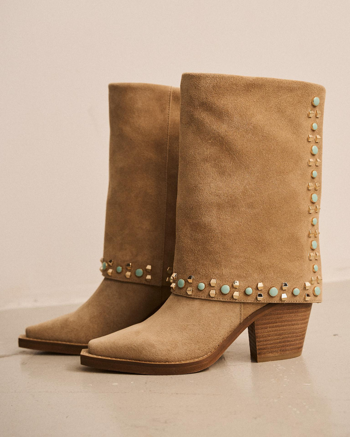 BOTA COWBOY DE ANTE CON PEDRERÍA Y TACHAS