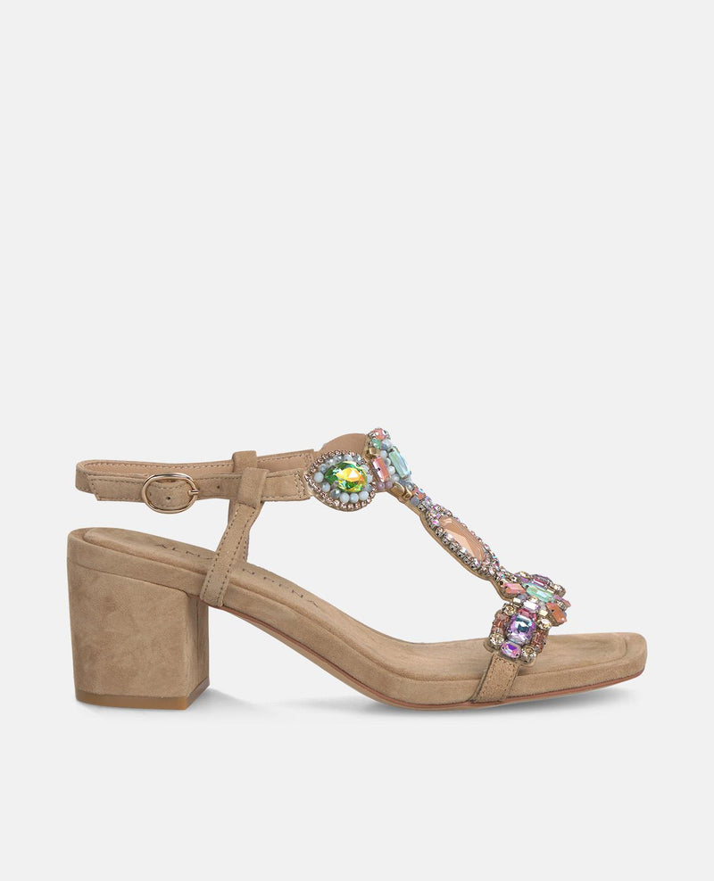 SANDALIA CON DETALLE PEDRERIA