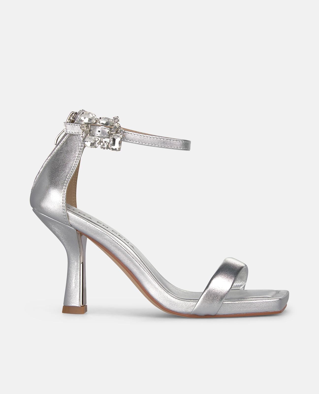 SANDALIA TACON TIRA METALIZADA