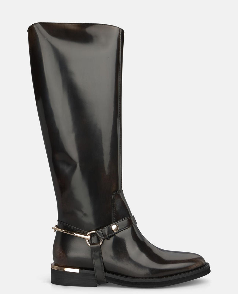 BOTA RASA COM DETALHES METALIZADOS