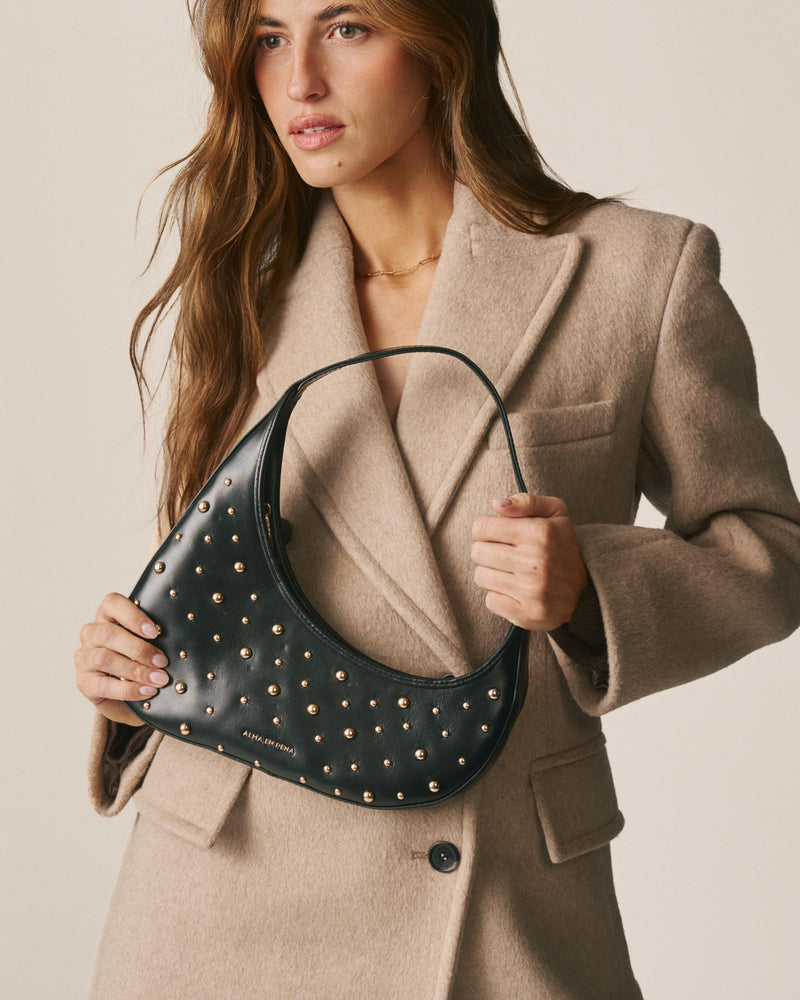 BOLSA HOBO EM CAMURÇA COM TACHAS