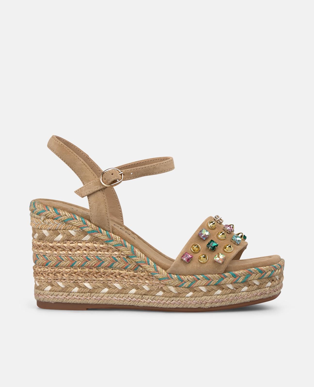 SANDALIA DE ESPARTO CON PEDRERIA EN LA CUÑA