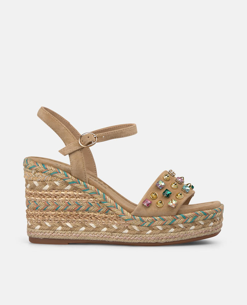 SANDALIA DE ESPARTO CON PEDRERIA EN LA CUÑA