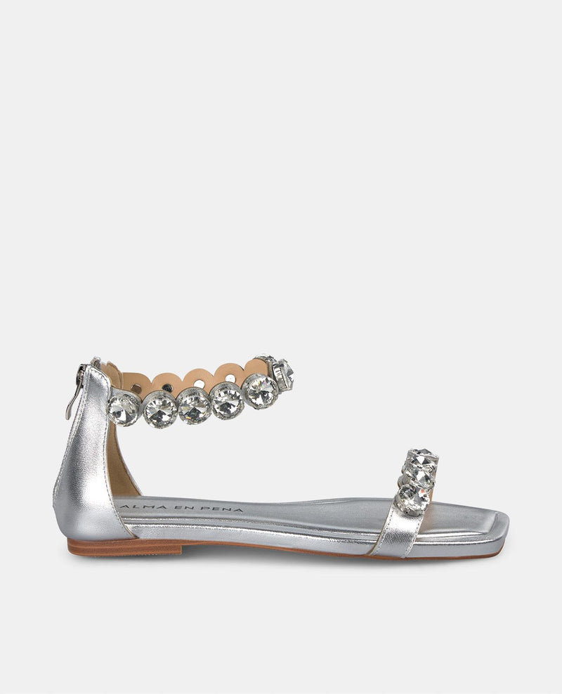 FLAT SANDAL STRAPS DETAIL