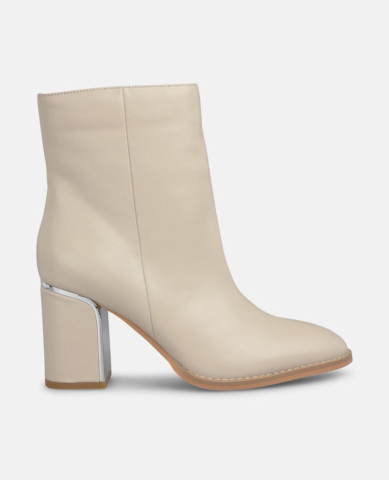 BOTA DE TORNOZELO COM PORMENOR NO CALCANHAR