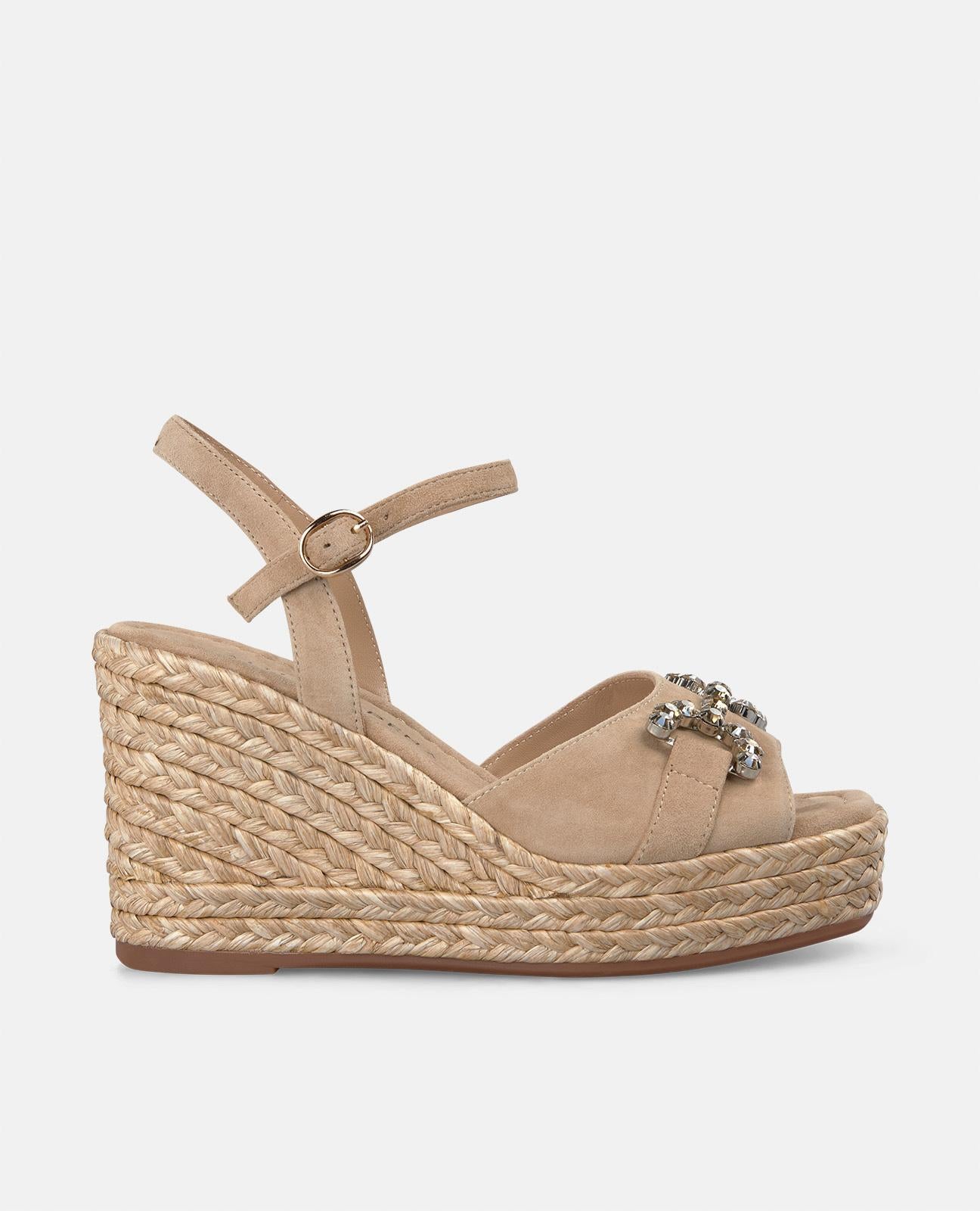 WEDGE WITH STIRRUP BEADS