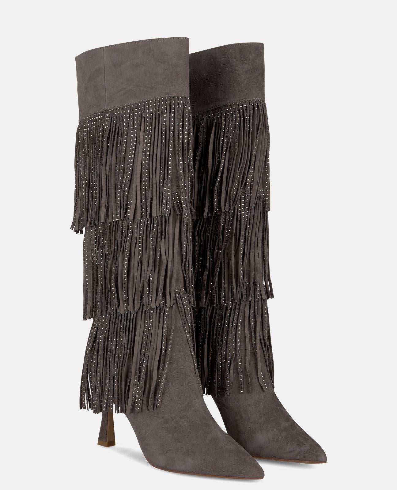 BOOT COVERED WITH BANGS