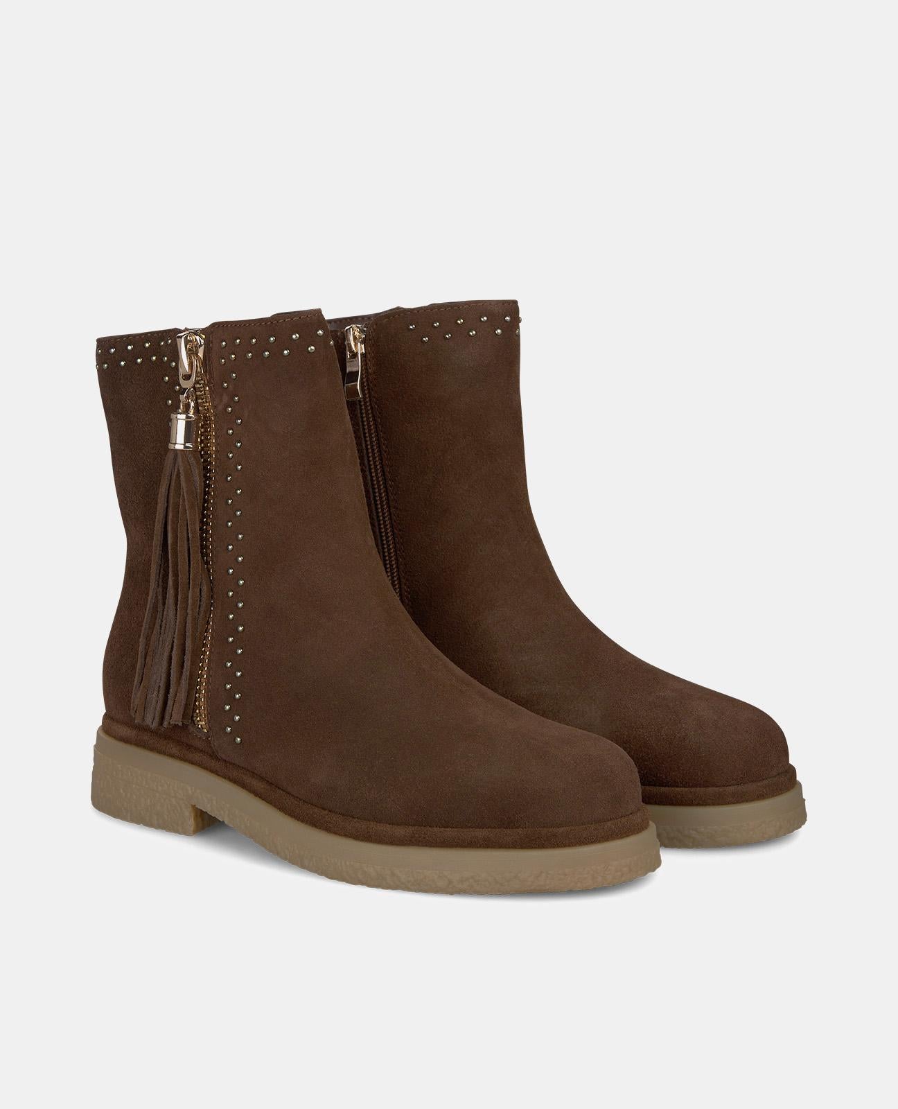 FLACHER BOOTIE MIT QUASTEN