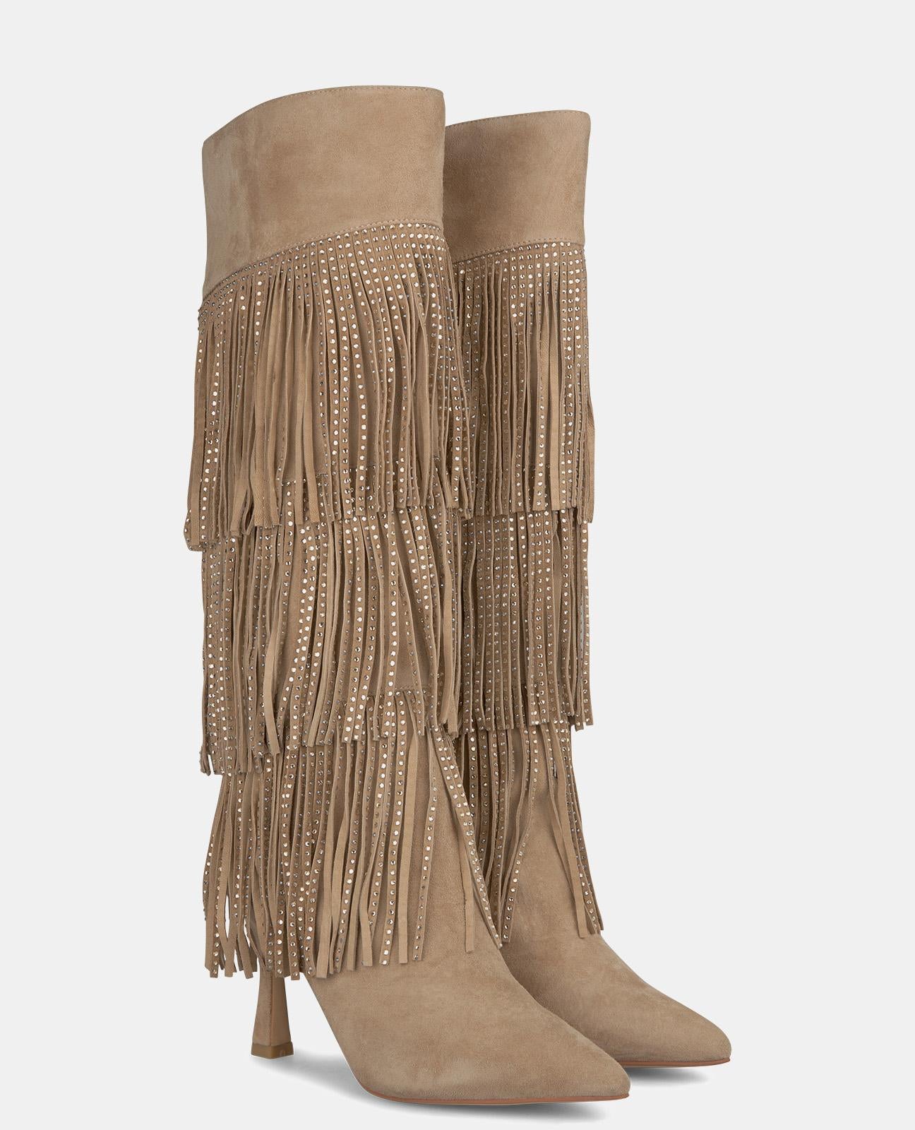 BOOT COVERED WITH BANGS