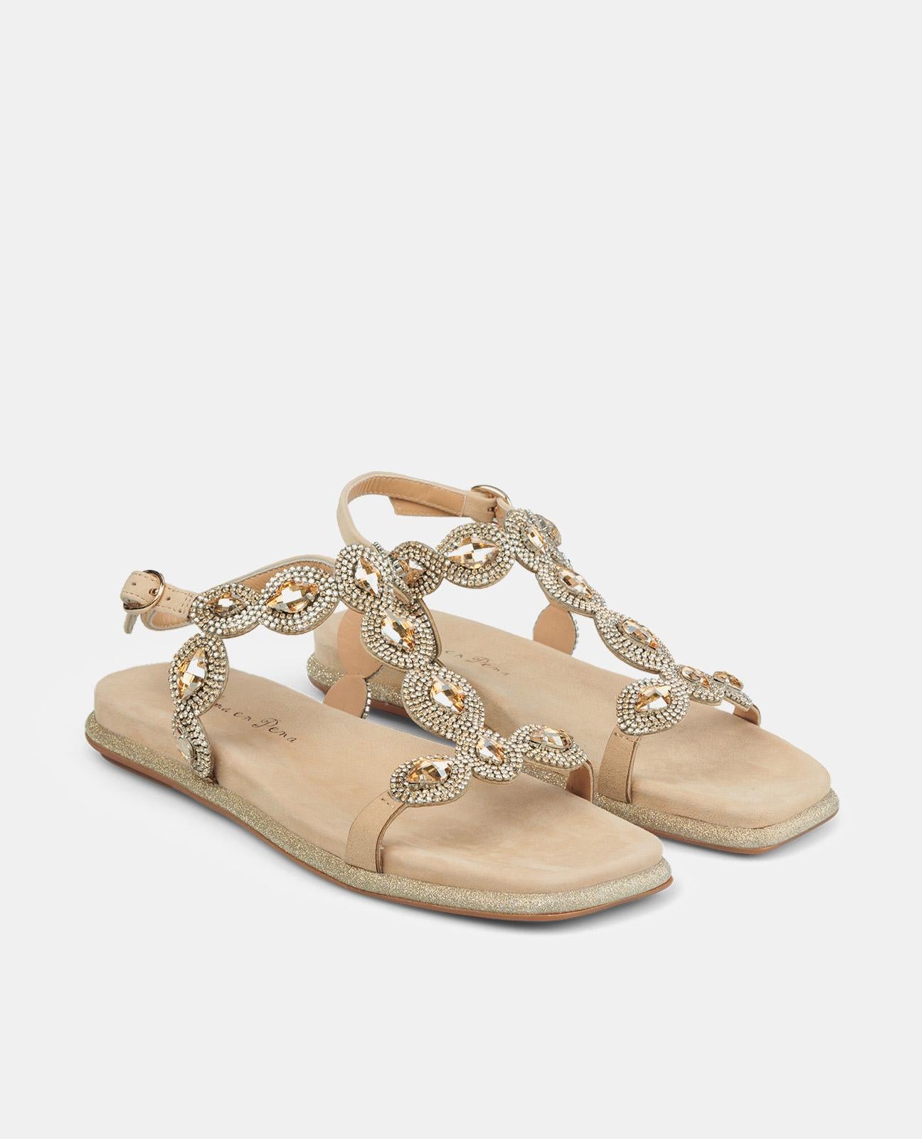 FLAT SANDAL WITH BUCKLE CLOSURE