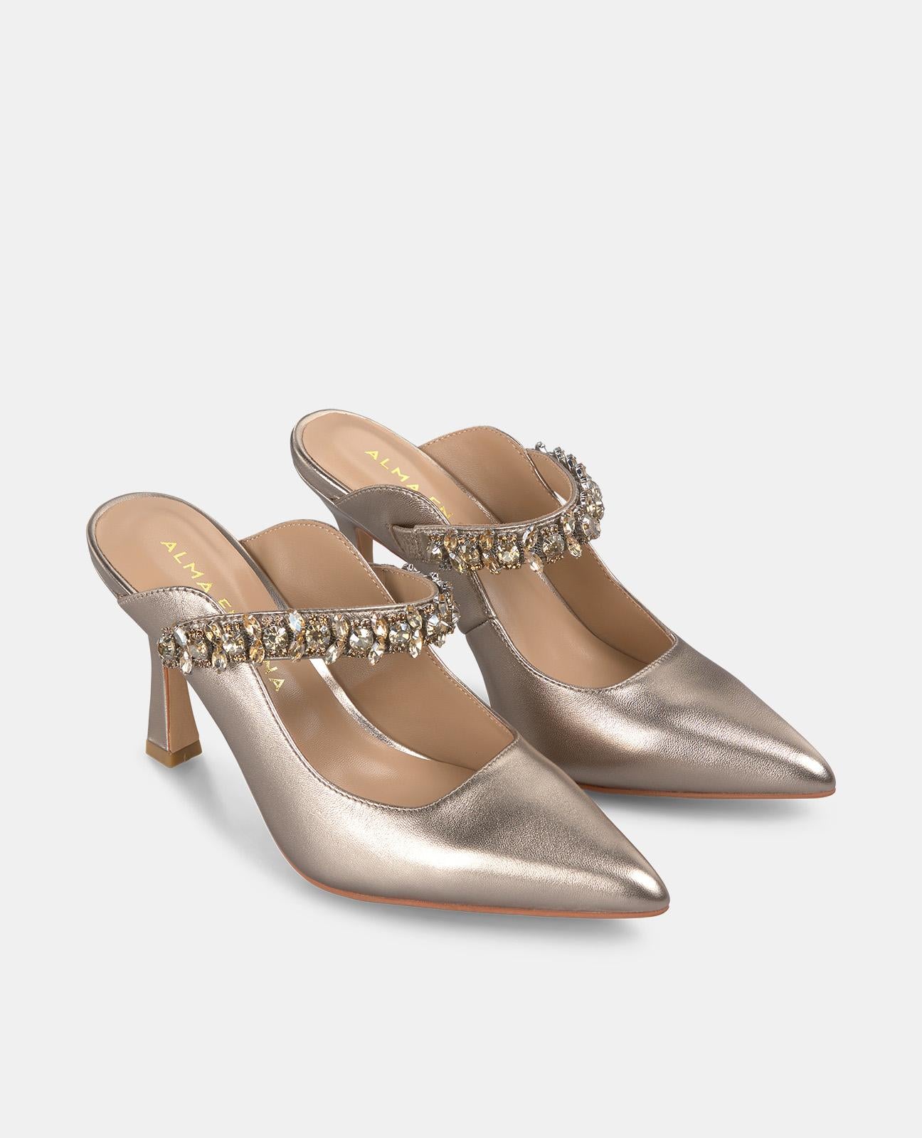 STRASSBESETZTE PUMPS