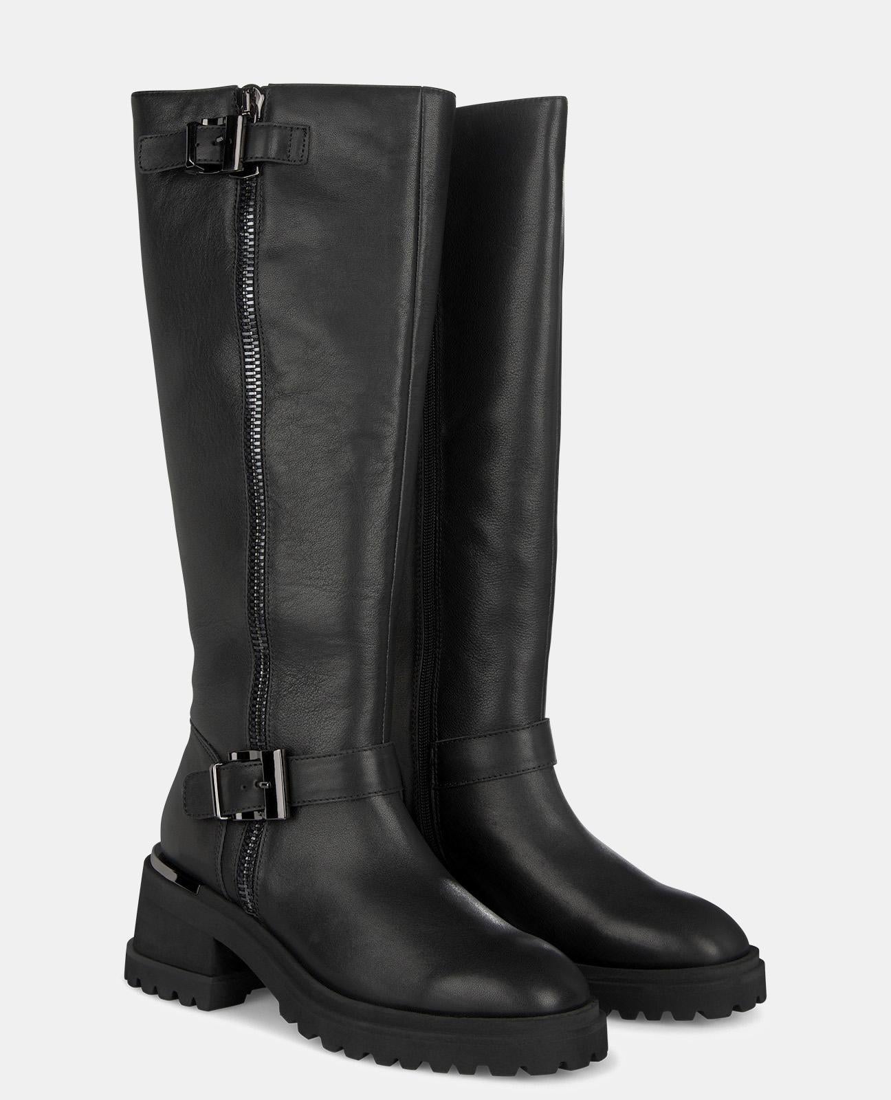 HIGH BOOT WITH BUCKLES