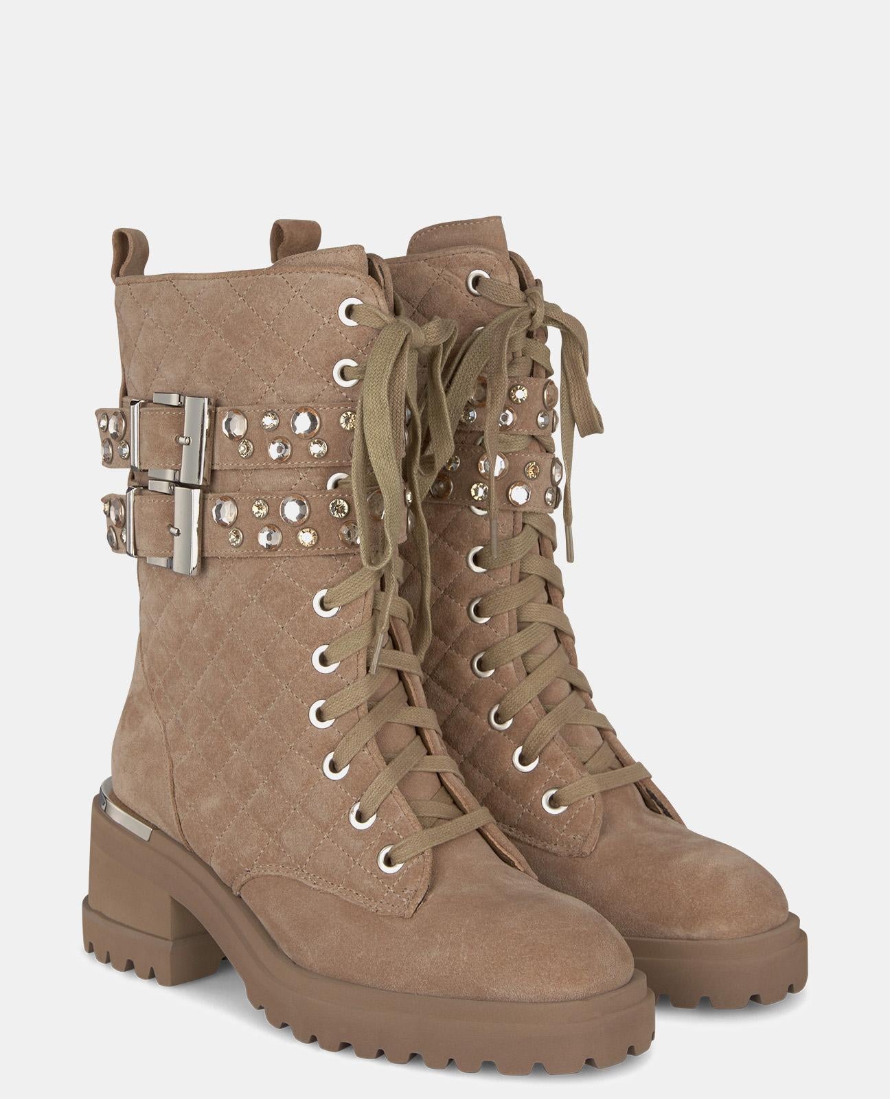 BOOT WITH HEEL AND BUCKLES