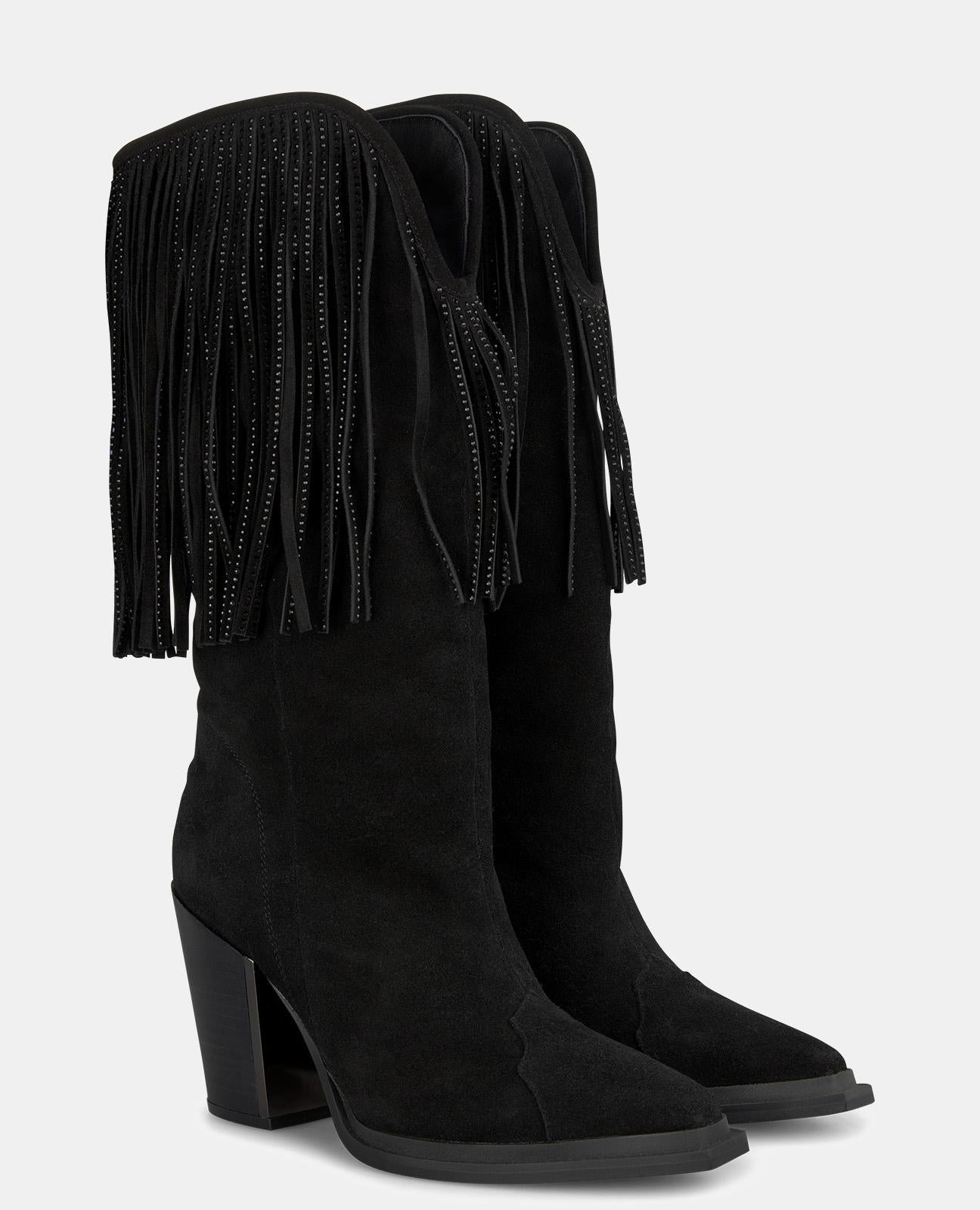 BOOT WITH HANGING BANGS