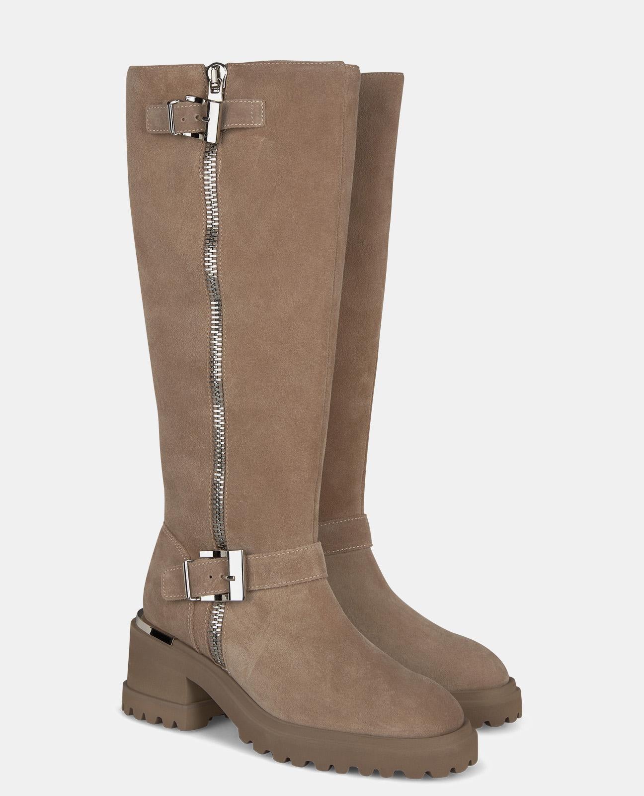 HIGH BOOT WITH BUCKLES