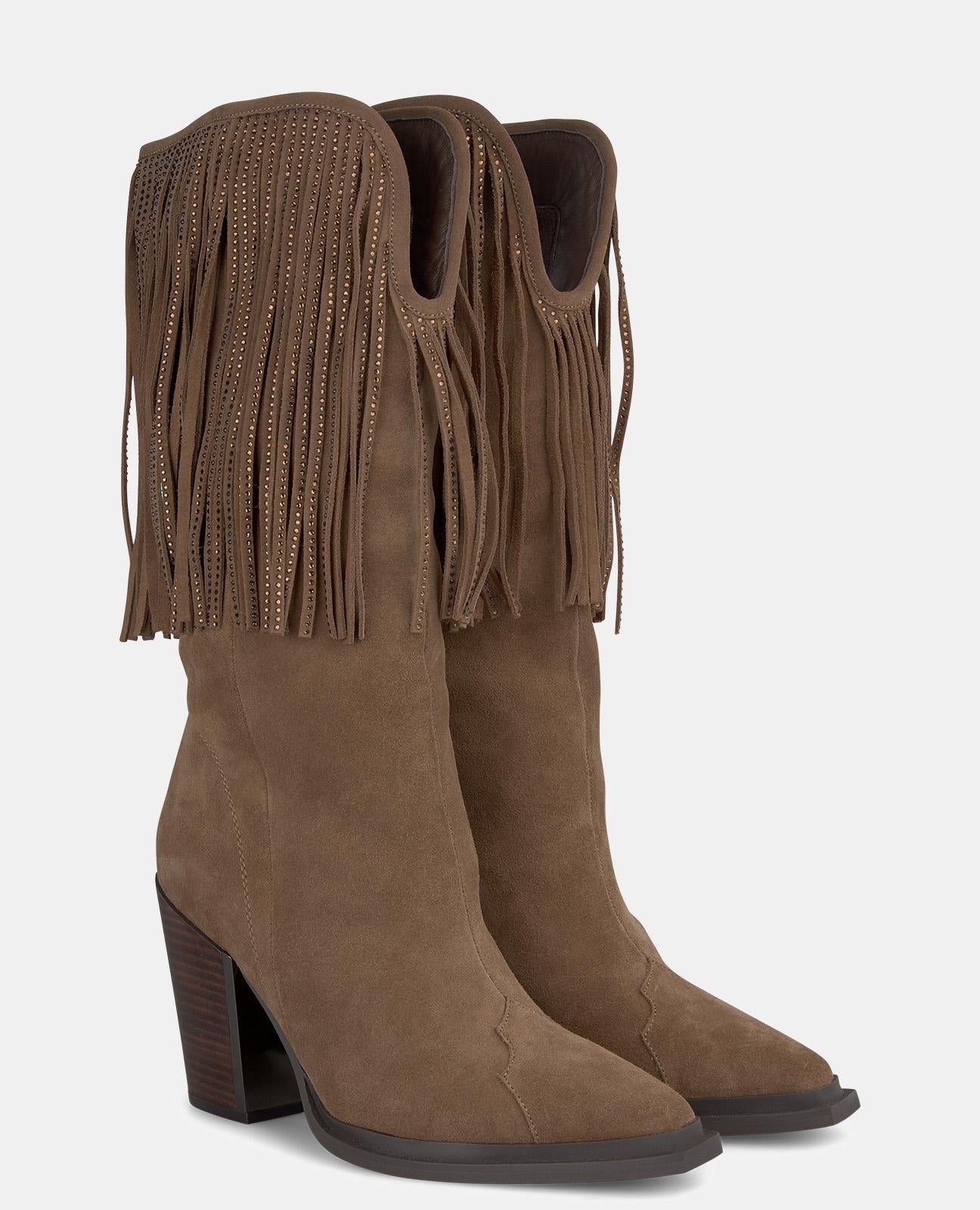 BOOT WITH HANGING BANGS