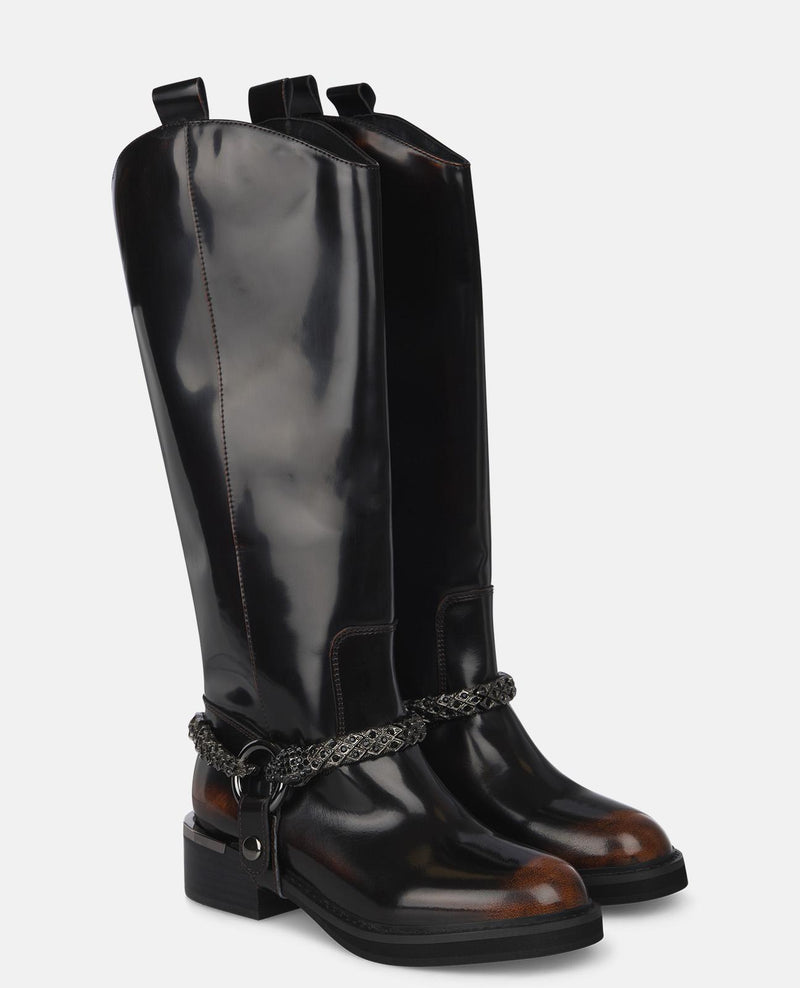 FLAT BOOTS WITH SNAKE DETAIL